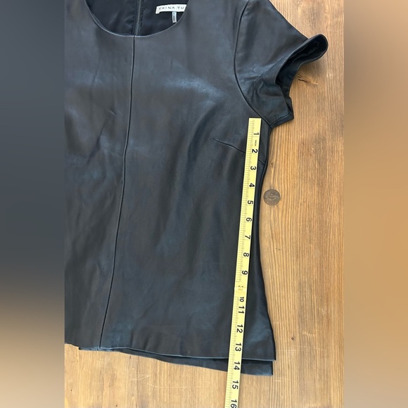 Trina Turk Black Leather Back Zip Chic Bikercore Top Quiet Luxury Size 8 - Picture 14 of 14